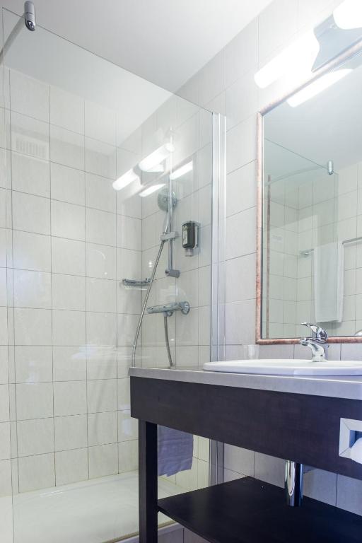 Koupelna v ubytování Logis Hostellerie D'Aussois