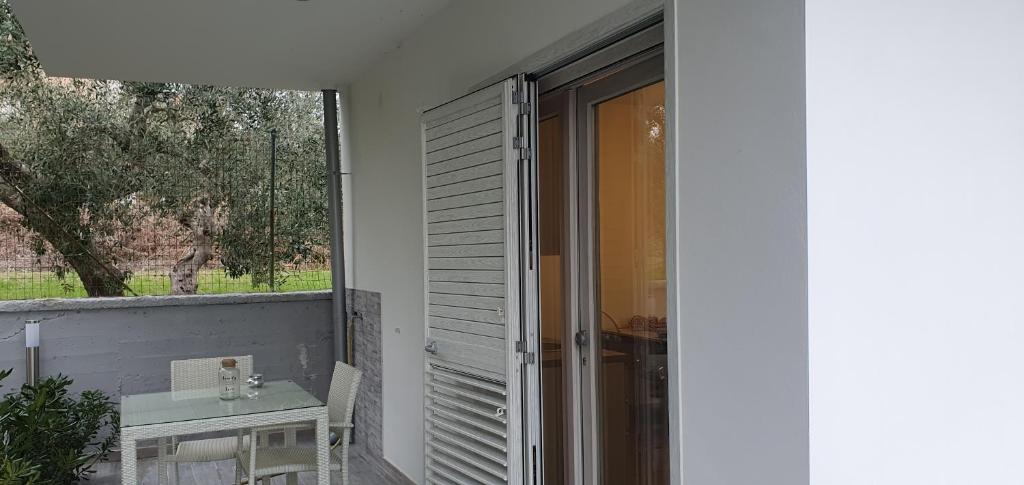 Balkón alebo terasa v ubytovaní La Casetta tra Sassi e Ulivi B&B
