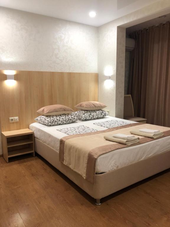 Ένα ή περισσότερα κρεβάτια σε δωμάτιο στο Three Seasons Hotel