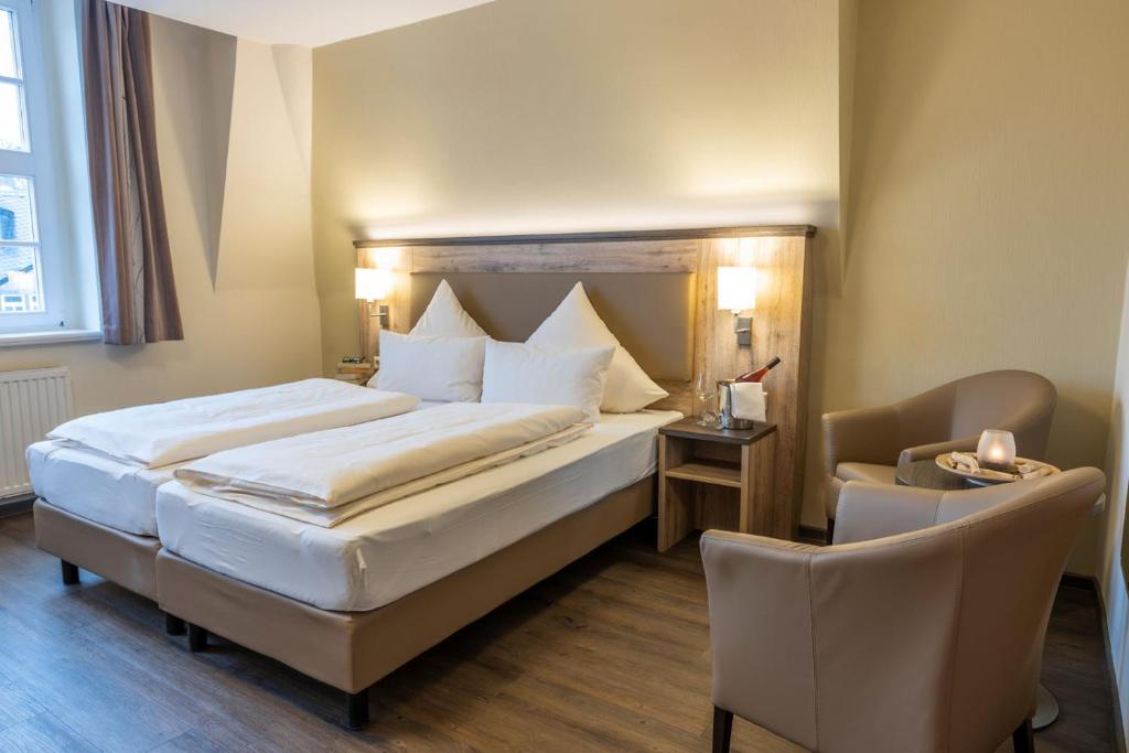 Postel nebo postele na pokoji v ubytování Hotel Ratskeller Schwarzenberg