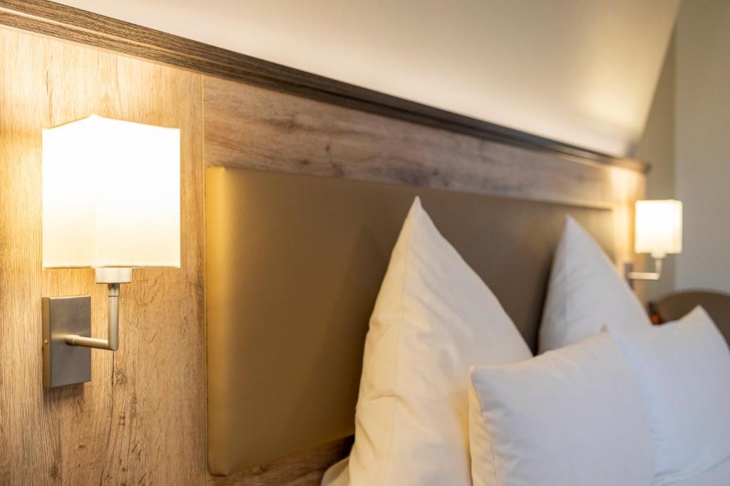 Postel nebo postele na pokoji v ubytování Hotel Ratskeller Schwarzenberg