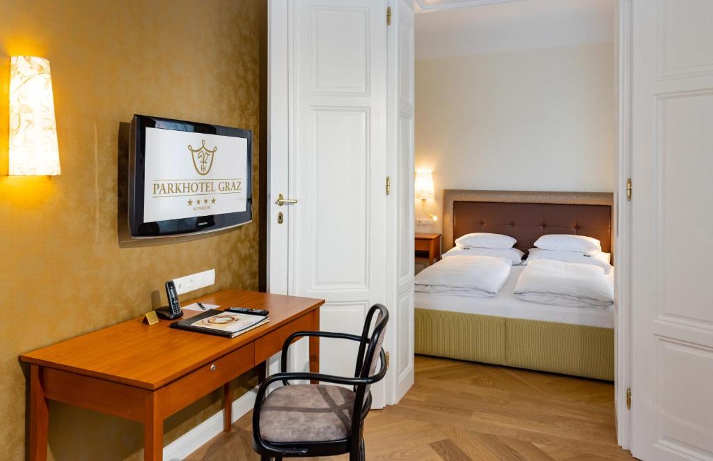 Postel nebo postele na pokoji v ubytování Parkhotel Graz - Traditional Luxury