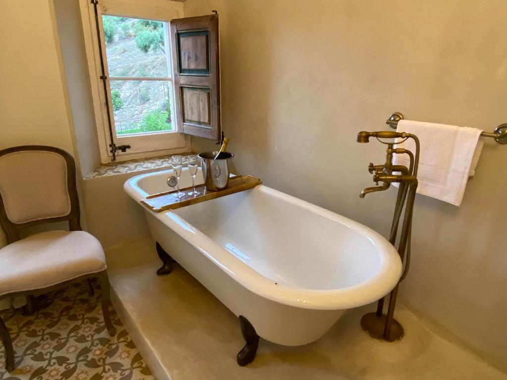 A bathroom at Can Massana
