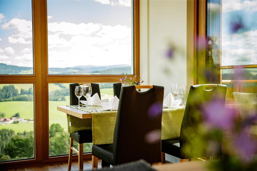 Nespecifikovaný výhled na hory nebo výhled na hory při pohledu z hotelu