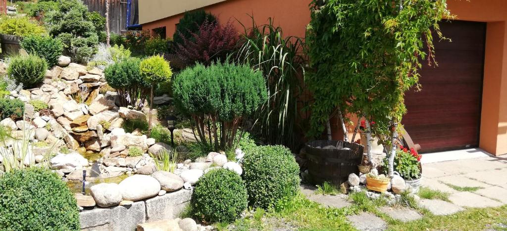 Ogród w obiekcie Apartmány u Jiroušů