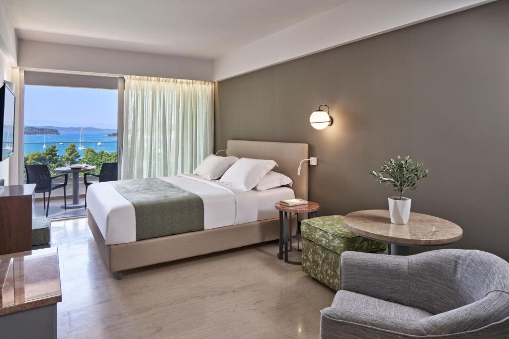 Postel nebo postele na pokoji v ubytování AKS Porto Heli Hotel