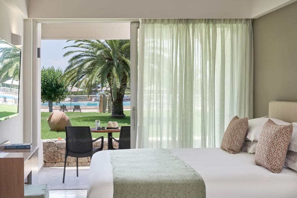 Postel nebo postele na pokoji v ubytování AKS Porto Heli Hotel