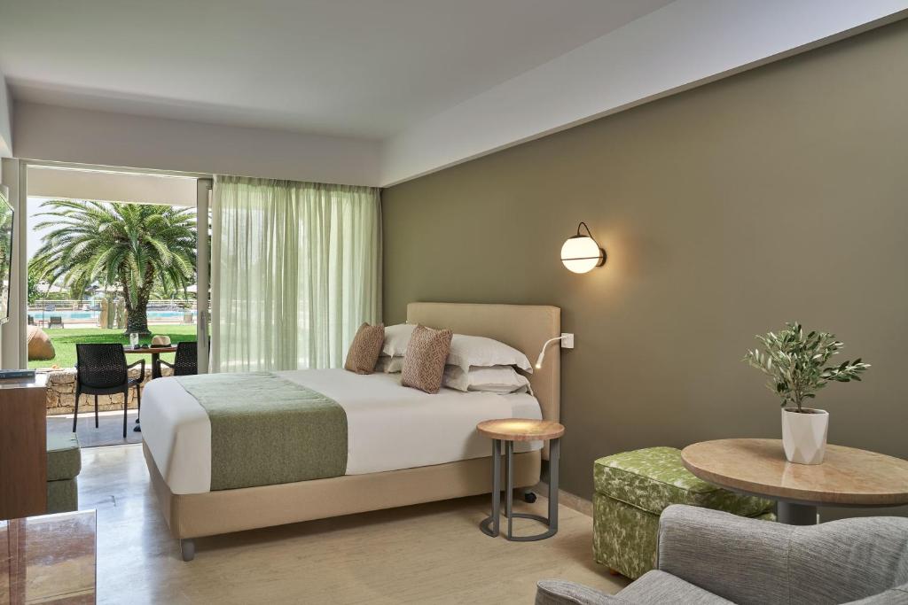 Postel nebo postele na pokoji v ubytování AKS Porto Heli Hotel