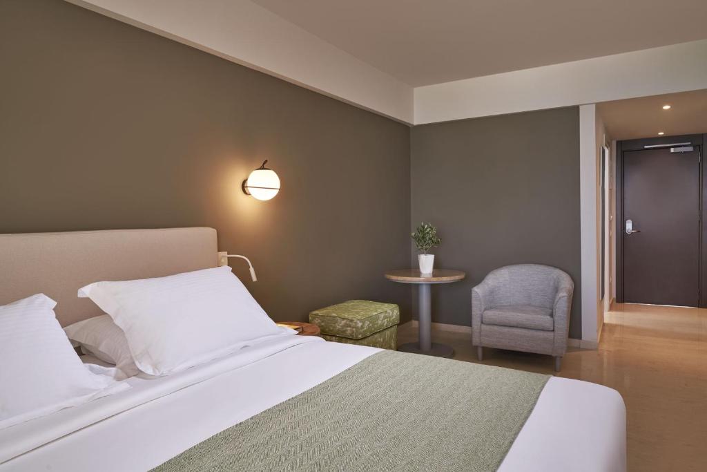 Postel nebo postele na pokoji v ubytování AKS Porto Heli Hotel