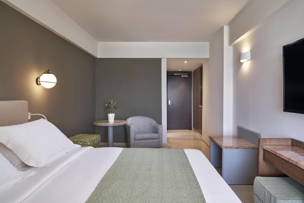 Postel nebo postele na pokoji v ubytování AKS Porto Heli Hotel