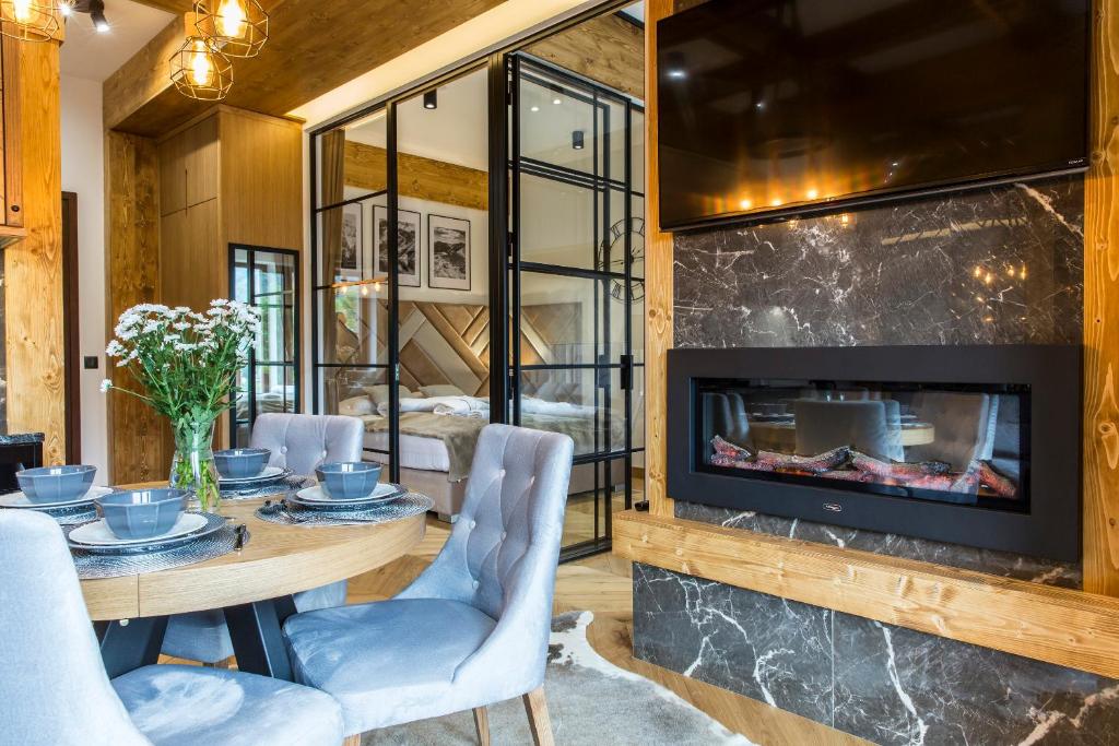Tatra Resort & SPA - 豪华公寓11有2间卧室和露台