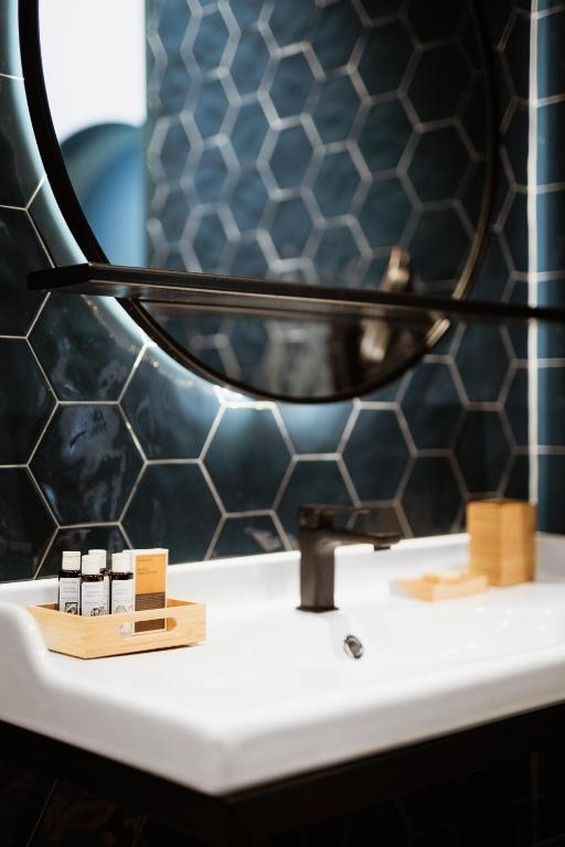 Ένα μπάνιο στο The Bold Type Hotel, a Member of Design Hotels