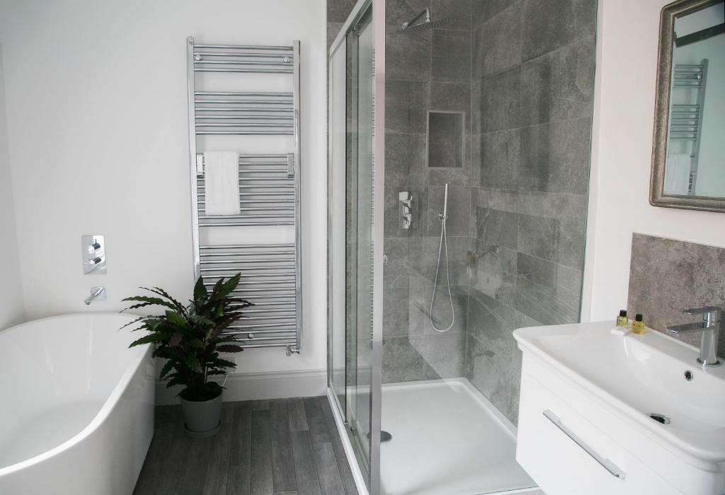 Koupelna v ubytování Oswald House deluxe 3 bedroom apartment
