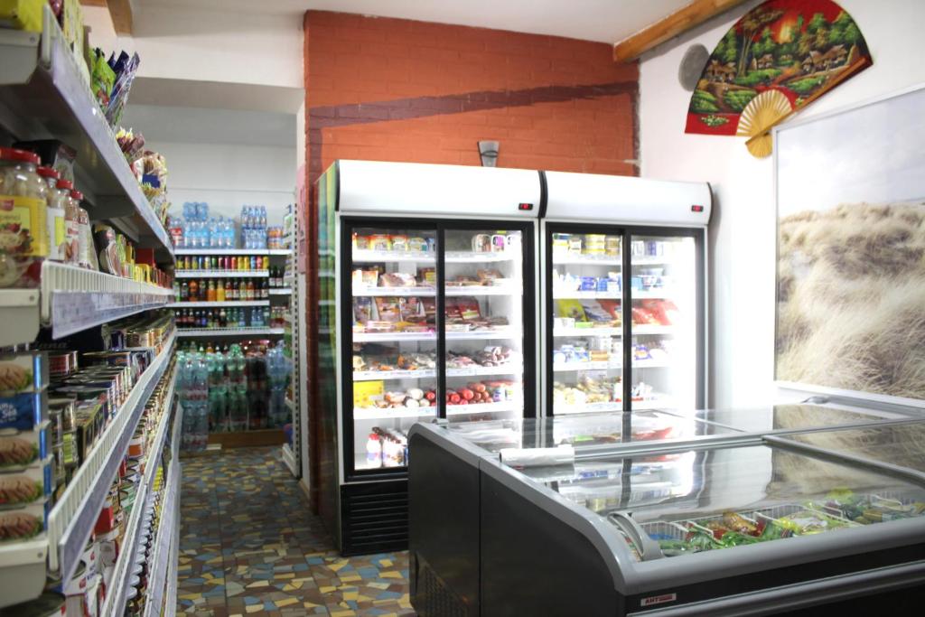 Supermarket nebo jiné obchody v  penzionu nebo okolí