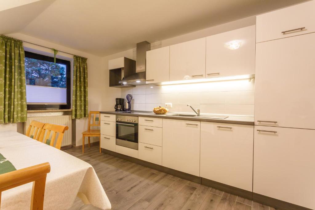 Kuchyň nebo kuchyňský kout v ubytování Allgäu-Hotel-Elbsee