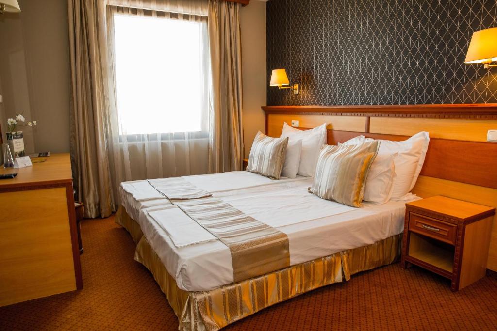 Postel nebo postele na pokoji v ubytování Spa Hotel Ezeretz Blagoevgrad