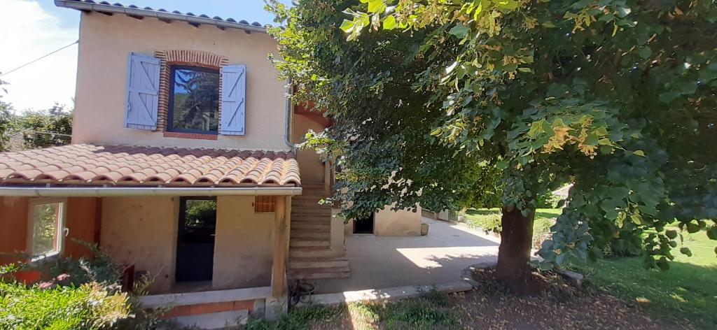 una pequeña casa con un árbol delante en Gite de l'Archipel - Ville de Cahors - Parking, en Cahors