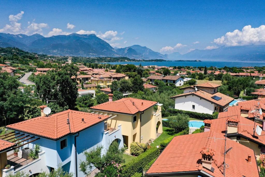 uitzicht op een dorp met huizen en bergen bij Villa Rosa in Manerba del Garda
