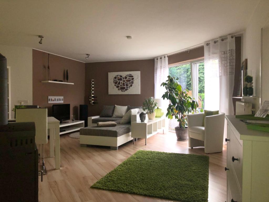 ein Wohnzimmer mit einem Sofa und einem Tisch in der Unterkunft Chalet Joe in Waldbreitbach