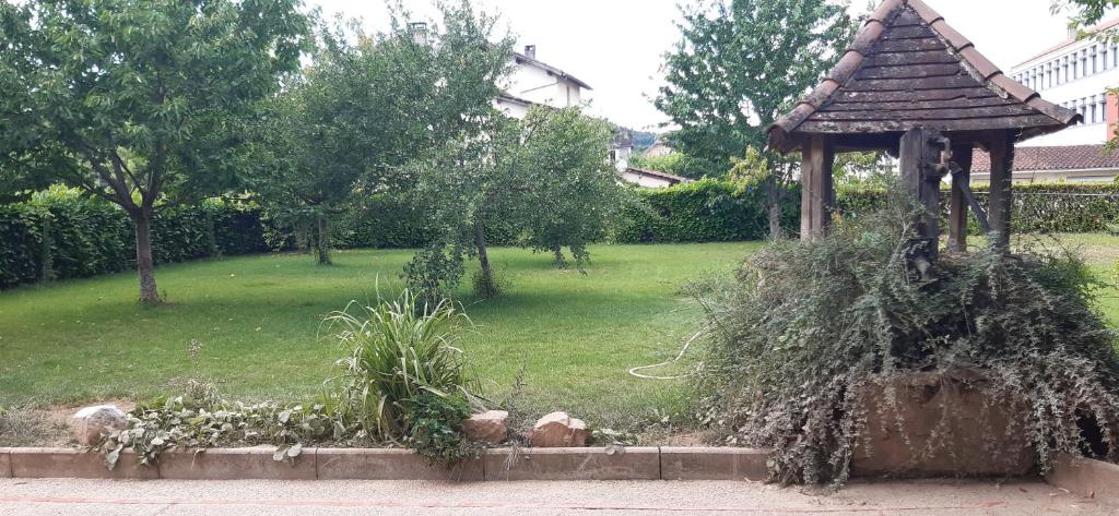 a garden with a gazebo and some plants at Gite de l'Archipel - Ville de Cahors - Parking in Cahors