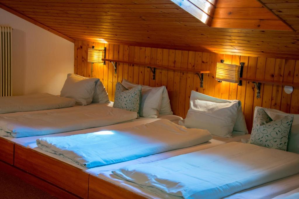 Postel nebo postele na pokoji v ubytování Hochberghaus Resort