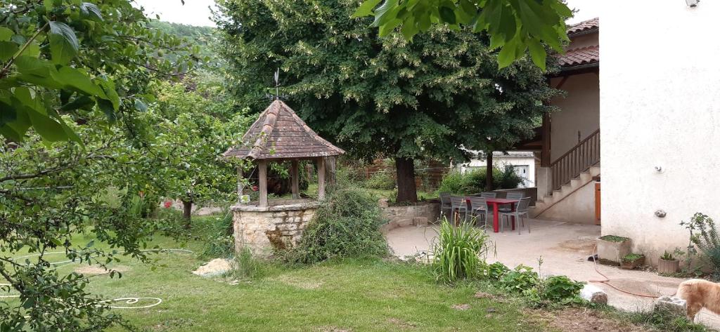 a gazebo in a yard next to a building at Gite de l'Archipel - Ville de Cahors - Parking in Cahors