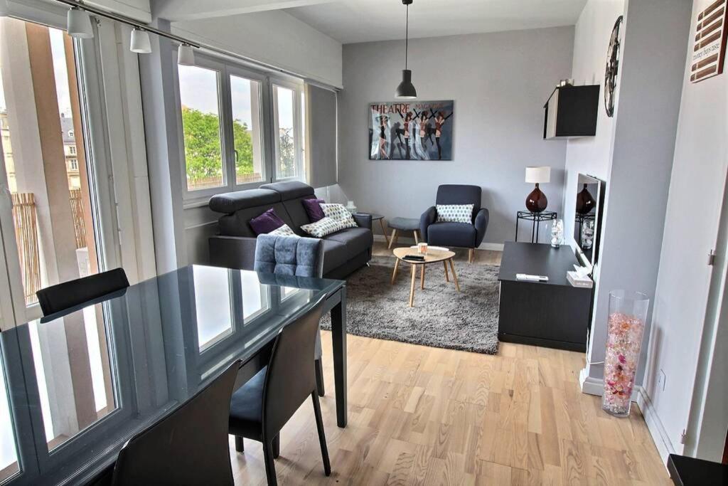 un salon avec un canapé et une table dans l'établissement 3 pièces en plein centre de Strasbourg, à Strasbourg