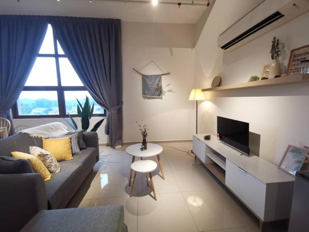 Ruang duduk di Pinnacle Duplex@6Pax-5m Walk to Paradigm Mall+WIFI