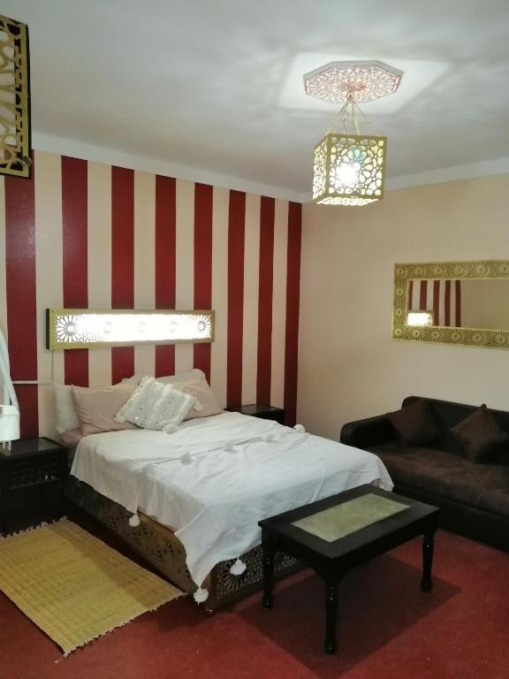 Postel nebo postele na pokoji v ubytování Riad Darga Rouge