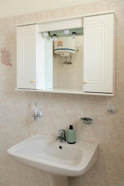 A bathroom at Panoramic View House