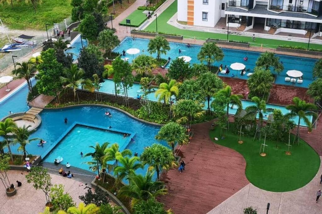 een uitzicht over een zwembad in een resort bij Timurbay by Damai Vista in Kuantan