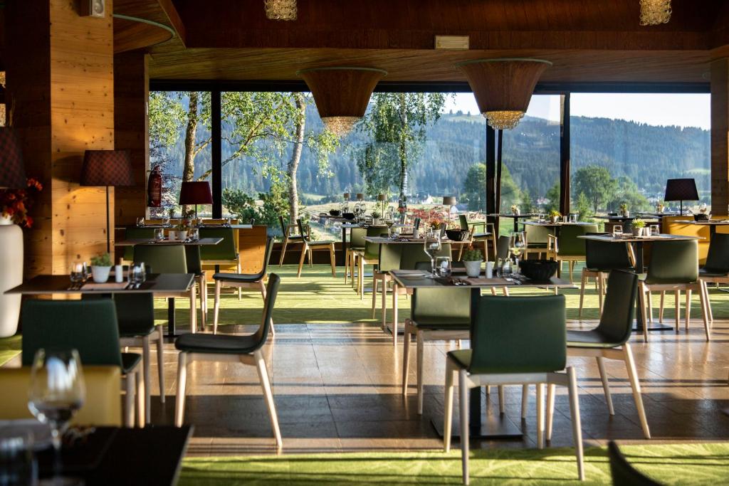 Nespecifikovaný výhled na hory nebo výhled na hory při pohledu z hotelu