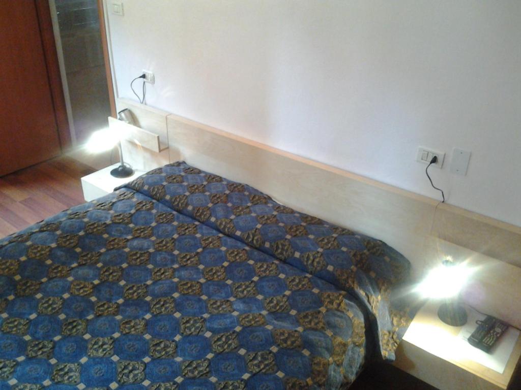 A bed or beds in a room at Hotel Perla