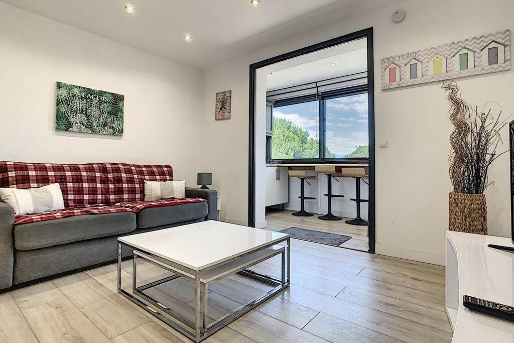 A seating area at Appartement rénové 4 personnes Saint cyprien Port