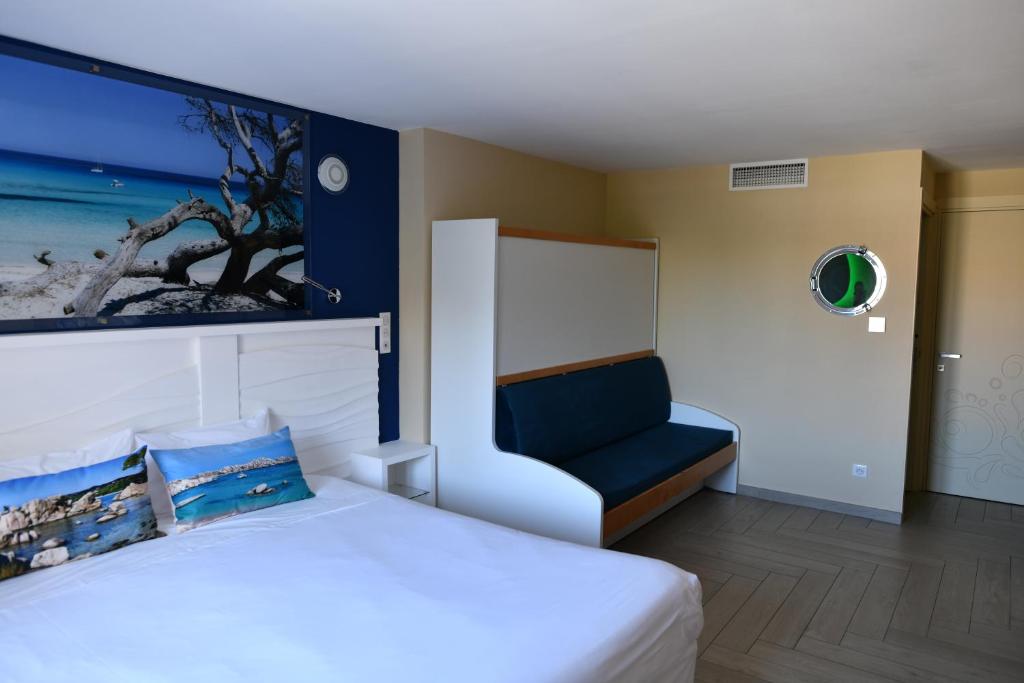 Postel nebo postele na pokoji v ubytování Hôtel Le Claridge