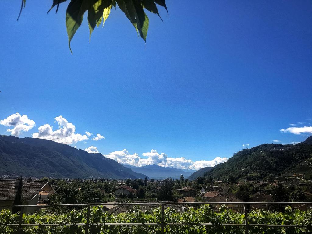 vistas a un valle con montañas en el fondo en La Villetta N°17 en Lana