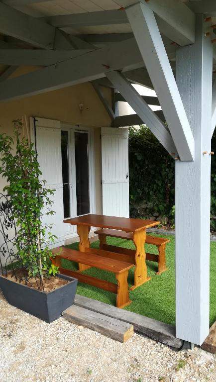 - une table de pique-nique devant une maison dans l'établissement Studio des Ventoulines, à Cénac-et-Saint-Julien