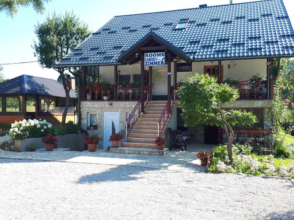 een huis met een bord dat hospice leest bij Guest House Family Varda Plitvice Lakes in Plitvička Jezera