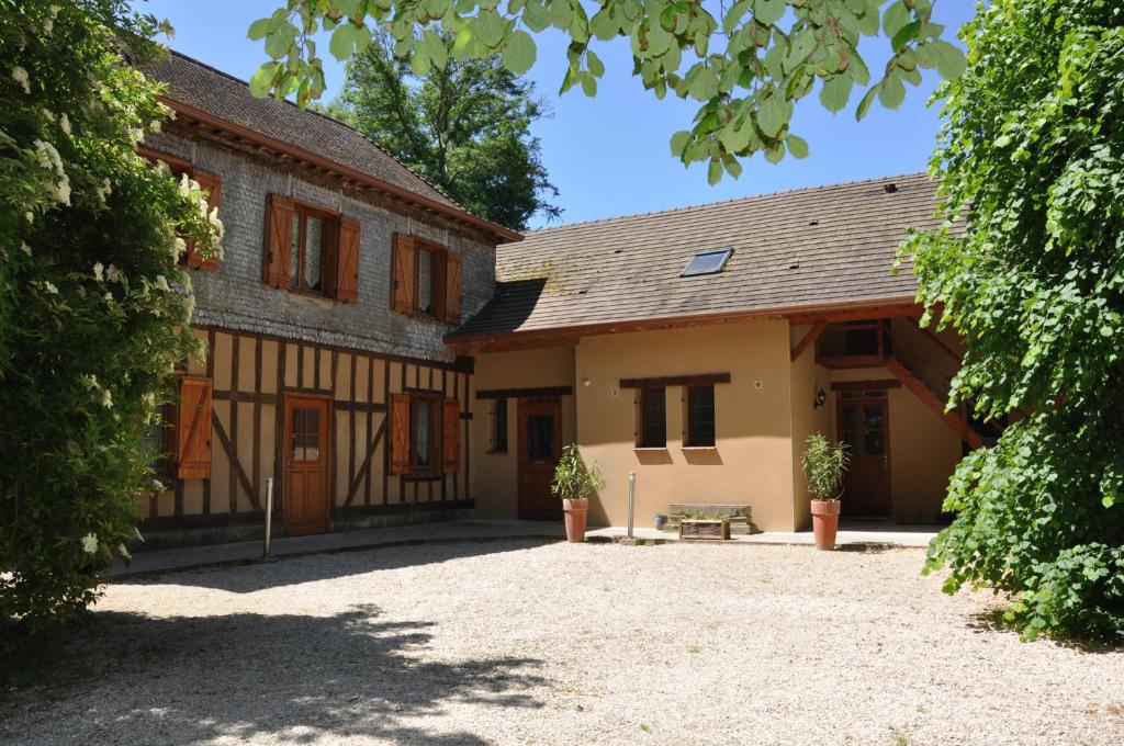 einen Blick auf ein Haus mit Innenhof in der Unterkunft Au Milieu de Nulle Part, Chambres et gites écologiques au lac du Der in Outines