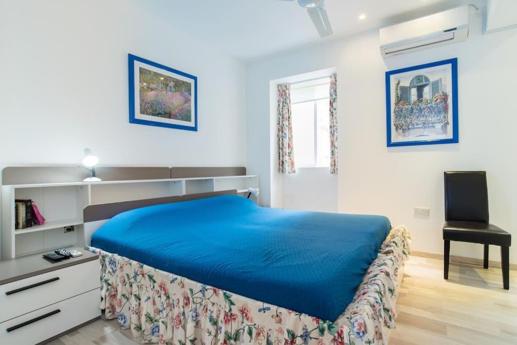 Schlafzimmer mit einem Bett, einem Schreibtisch und einem Stuhl in der Unterkunft St Nicholas in Valletta