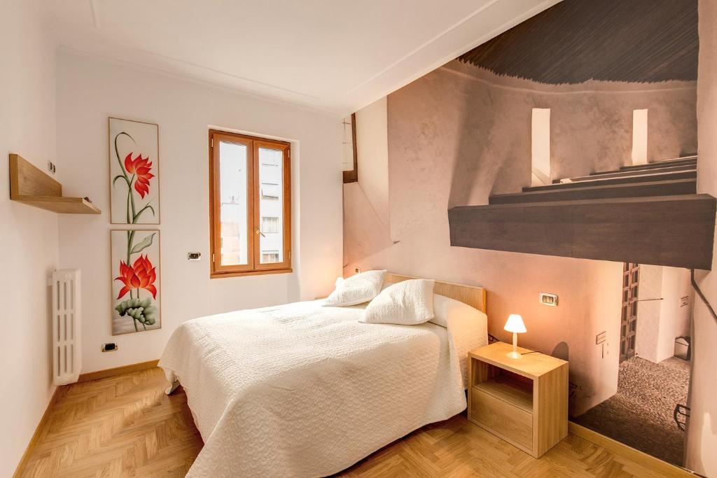 ローマにあるM&L Apartment - Caracalla Holidayのベッドルーム(大きな白いベッド1台、窓付)