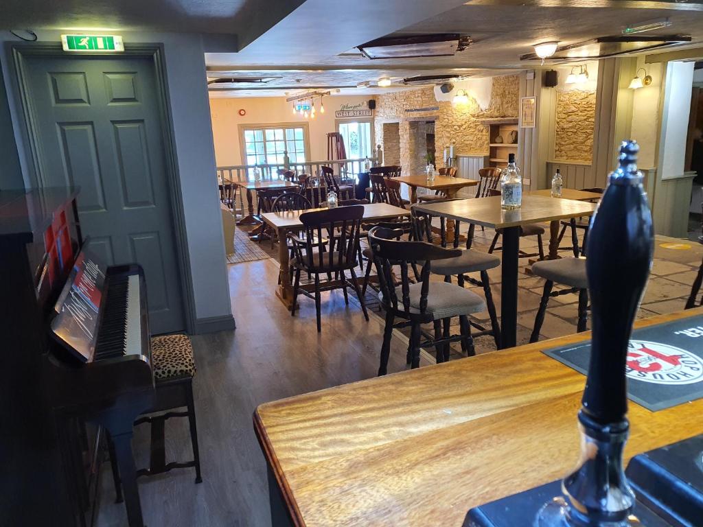 een eetkamer met tafels en stoelen in een restaurant bij The Lugger Inn in Weymouth