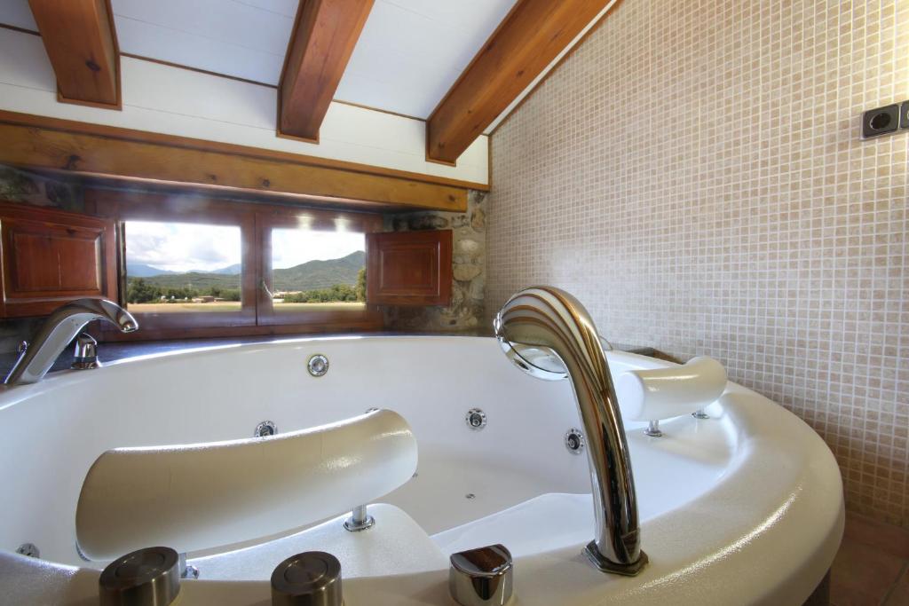 Mas la Casassa - Jacuzzi privado en la habitación en Sant Gregori