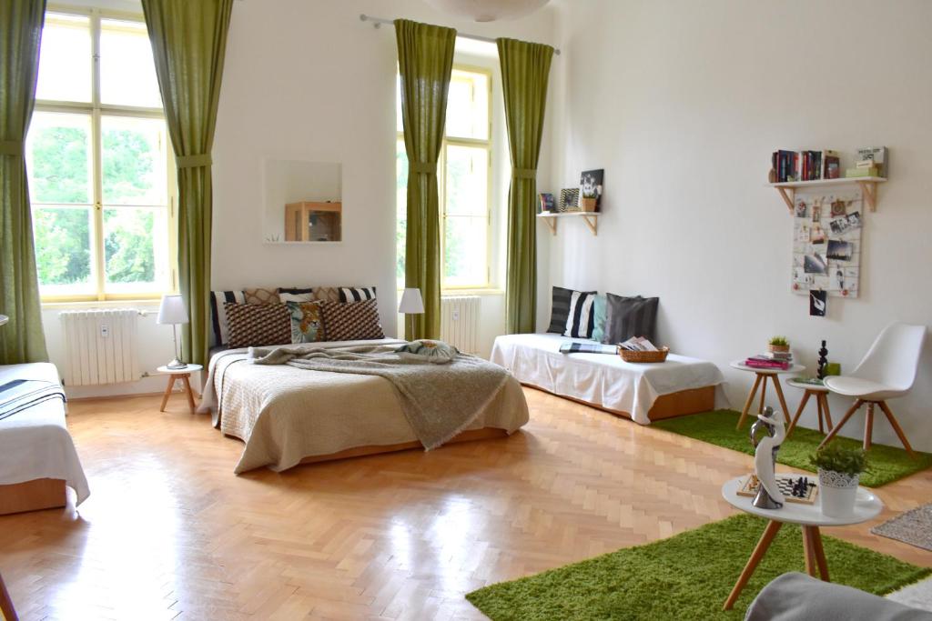 1 dormitorio con 1 cama y 1 sofá en Wellness apartments Florenc, en Praga