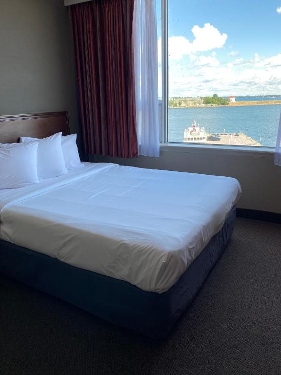 Una cama o camas en una habitación de Confederation Place Hotel