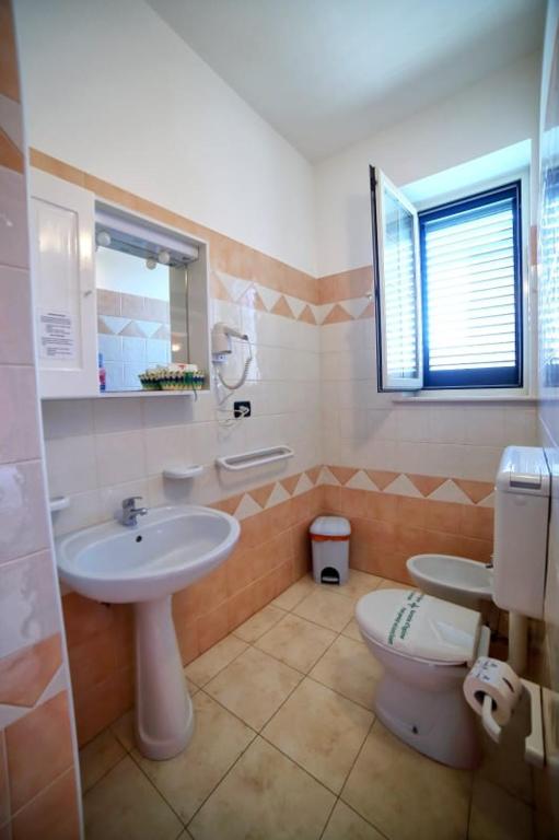 A bathroom at Maxpensione