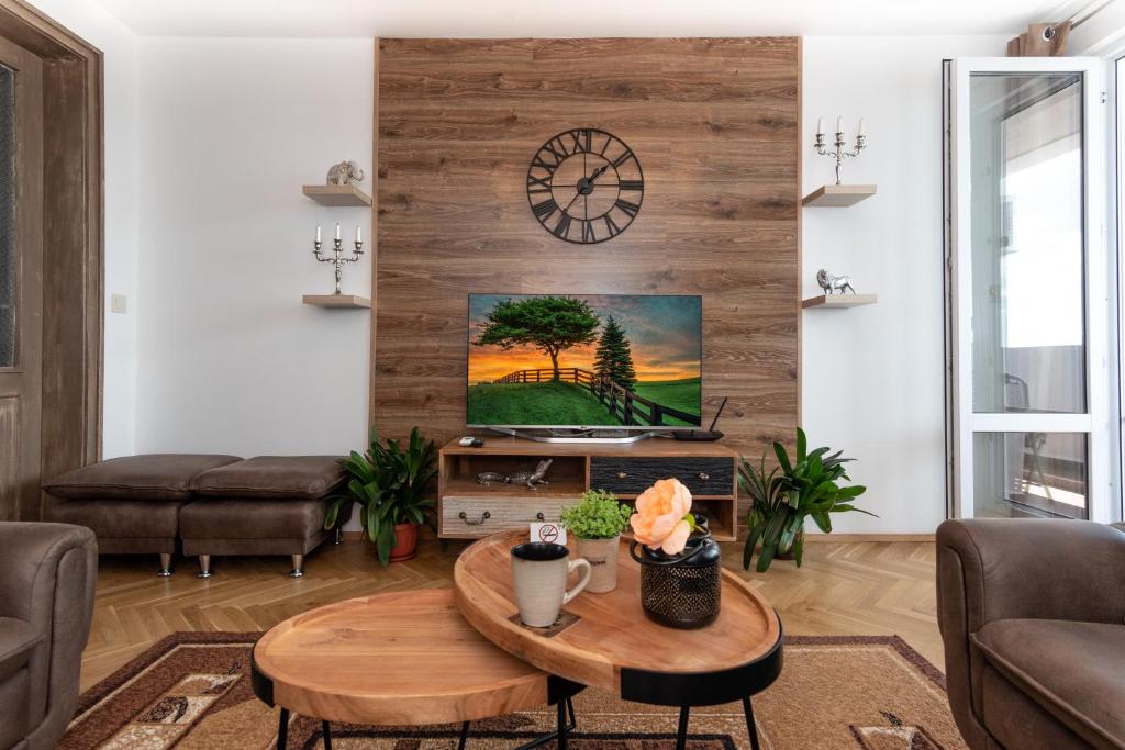 een woonkamer met een tafel en een televisie bij Апартамент за гости ВО1 in Boergas