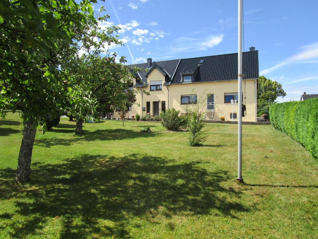 a house with a pole in the yard at Ferienhaus Schöne Aussicht in Esch