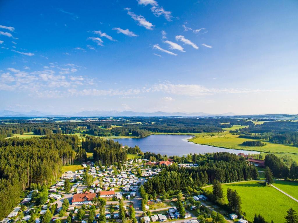 una vista aérea de un parque junto a un lago en Allgäu-Hotel-Elbsee, en Aitrang