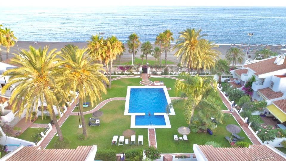 una vista aérea de un complejo con piscina y el océano en Beachfront oasis in Costa del Sol., en Caleta de Vélez
